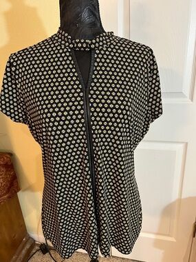Women's Black and Cream Patterned Short Sleeve Top